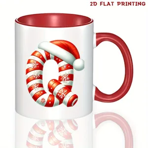 Taza de cerámica navideña con diseño festivo de letra Q de bastón de caramelo asa roja.