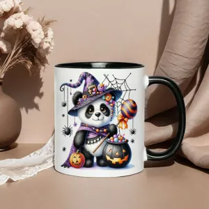 Detailansicht der Halloween Panda Keramiktasse mit süßem Hexenhut, Kürbis und Fledermaus.