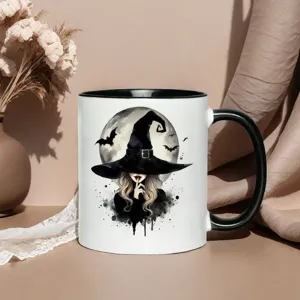 Detailaufnahme des gotischen Hexen- und Vollmondmotivs auf einer klassischen Kaffeetasse.