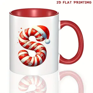 Taza de café de cerámica con letra S de Navidad, rayas de bastón de caramelo y gorro rojo