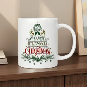 Vista dettagliata della tazza da caffè natalizia in ceramica bianca con albero di Natale.