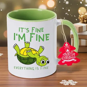 Keramiktasse Detail, lustiges Schildkrötenmotiv und grüner Griff für kreatives Geschenk.