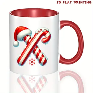 Taza de cerámica navideña con estampado de bastón de caramelo y copo, asa e interior rojos.