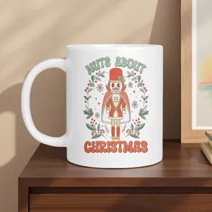 Bellissima tazza da caffè in ceramica bianca con design retrò di schiaccianoci.