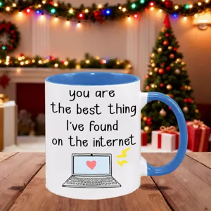 Keramik Kaffeetasse mit süßem englischem Spruch und Laptop Motiv für gemütliche Weihnachtsfeste.