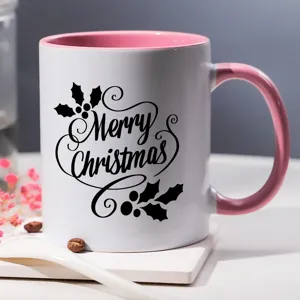 Keramik Kaffeetasse mit rosa Henkel und niedlichem Frohe Weihnachten Text für Feiertag Zuhause.