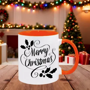 Detailaufnahme einer weissen Keramiktasse mit Weihnachtsdesign und festlicher Dekor.