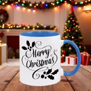 Nahaufnahme einer weiß-blauen Keramiktasse mit Frohe Weihnachten Druck und festlicher Szene.