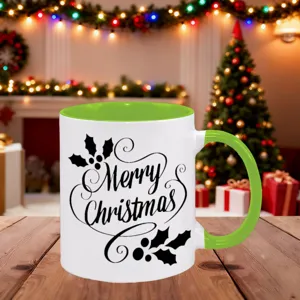 Weihnachts Keramik Tasse Detailansicht, grünes Innere, Handvat, festliches Design für Zuhause.