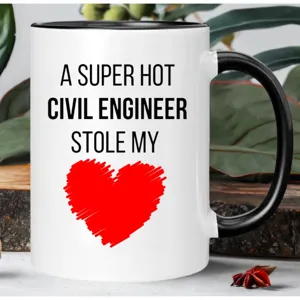 Keramik Kaffeetasse mit lustigem Bauingenieur Spruch, weiße Tasse mit schwarzem Henkel im Alltag