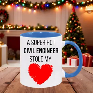 Detailansicht einer Keramiktasse mit Bauingenieur Spruch und rotem Herz für tolle Geschenke.