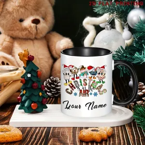Détail de tasse en céramique personnalisée avec motif de dessin animé et nom.