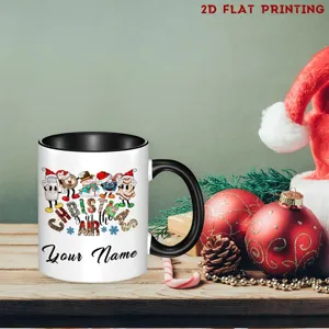 Détail de la tasse en céramique de Noël personnalisée avec prénom et motif de fête hivernale.