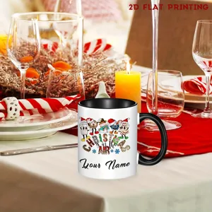 Tasse en céramique de Noël personnalisée avec prénom et design de dessin animé festif pour cadeaux.