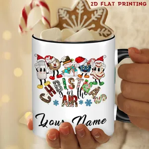 Gros plan détaillé d'un mug de Noël en céramique avec motif festif et nom personnalisé.