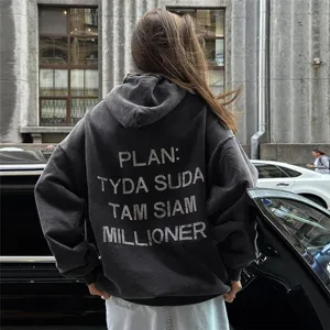 Détail de sweat à capuche oversize gris foncé streetwear avec impression graphique au dos.