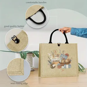 Sac cabas en jute durable avec motif tricot, poignées confortables et fermeture à bouton pratique.