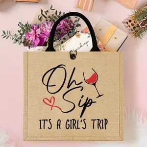 Gros plan d'un sac cabas en jute avec imprimé vin voyage entre amies et anses noires.