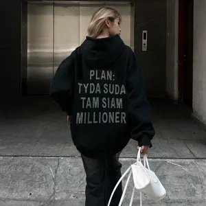 Sweat noir oversize avec lettres en strass au dos, style streetwear tendance automne.
