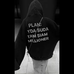 Vue détaillée du dos avec un imprimé lettres en strass brillant sur le sweat à capuche.