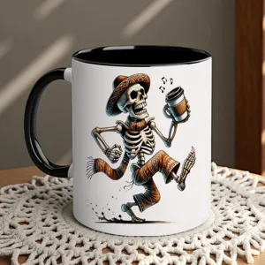 Dettaglio ravvicinato di tazza caffè teschio messicano con scheletro danzante su tavolo rustico.