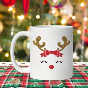 Detailansicht der weißen Keramik-Weihnachtstasse mit süßem Goldglitter-Rentiergeweih.