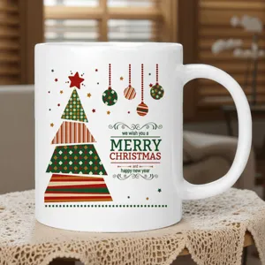 Weihnachtsbaum Keramiktasse für Kaffee und Tee, festliches Weihnachtsgeschenk Detailansicht.