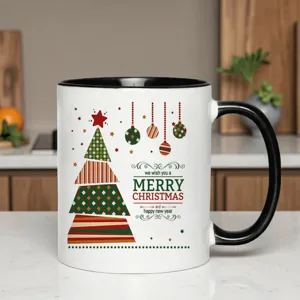 Detailaufnahme einer Keramiktasse mit Weihnachtsmotiv, schwarzem Henkel und Rand.