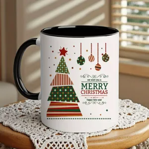 Weihnachten Keramik Kaffeetasse mit schwarzem Griff und festlichem Tannenbaum Muster Detailansicht