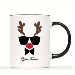 Gedetailleerd overzicht van gepersonaliseerde kerstrendier koffiemok met naam en zonnebril.