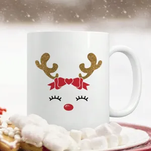 Weihnachten Keramik Kaffeetasse mit niedlichem goldenen Rentiermuster und roter Schleife.