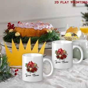 Detailansicht der eleganten Weihnachts-Kaffeetasse aus Keramik mit rotem Kardinal und Blumen.