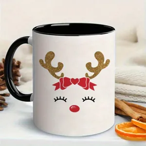 Detailansicht einer süßen Weihnachtskaffeebecher Keramik mit funkelnden goldenen Geweih.
