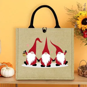 Gros plan détaillé montrant le joli motif de gnome de Noël festif sur le sac fourre-tout en jute.