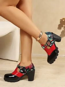 Detalle de zapatos de tacón alto en bloque de color, elegante diseño bordado floral.