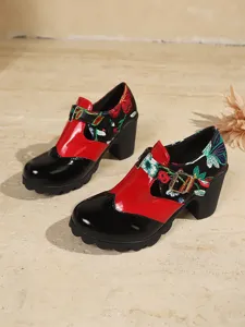 Detalle de zapatos de tacón ancho para mujer con bloque de color y bordado floral con hebilla.