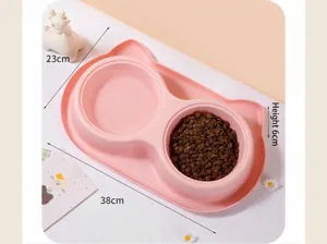 Vue détaillée de la double gamelle rose pour chat avec de la nourriture, joli design.