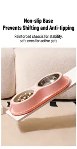 Vue détaillée de la double gamelle rose pour animaux avec mangeoire lente et insert inox.