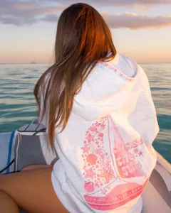 Vista posteriore dettagliata della felpa grigia con barca a vela ricamata rosa e scritta.