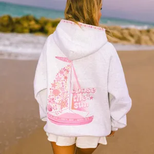 Comoda felpa grigia con ricamo barca a vela e conchiglie, streetwear casual alla moda.