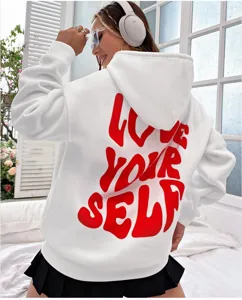 Sweat-shirt à capuche en molleton pour femme, blanc manches longues avec lettres rouges.