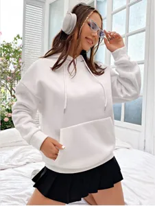 Scène détaillée montrant le sweat à capuche blanc en molleton décontracté avec poche kangourou.