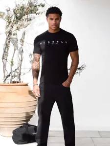 Maglietta nera da uomo a maniche corte con stampa di lettere, top estivo slim casual.