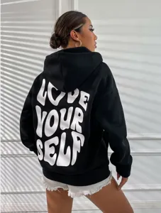 Sweat à capuche oversize noir pour femme avec impression de lettres blanches au dos style casual.
