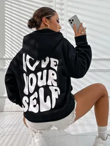 Sweat à capuche en molleton noir pour femme, grand imprimé au dos, style streetwear.