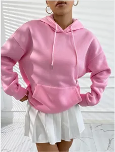 Détail en gros plan d'un sweat à capuche polaire rose décontracté pour femme avec poche.
