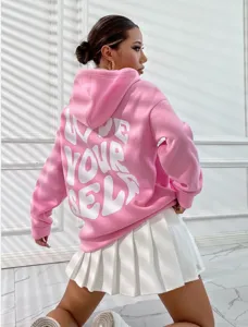 Vue détaillée du sweat à capuche rose en molleton avec impression tendance au dos.