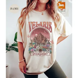 Elfenbeinfarbenes Velaris City of Starlight T-Shirt mit schöner Berggrafik und Blumen.
