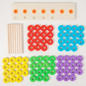 Holz Ringwurf Spielzeug für Kinder, frühes Lern- und Stapelspiel mit bunten Ringen.