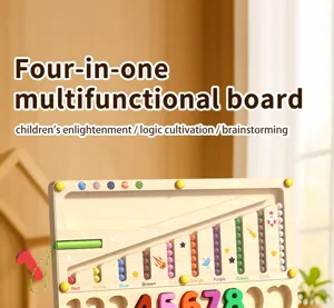 Primo piano dettagliato del giocattolo educativo multifunzionale in legno con labirinto.